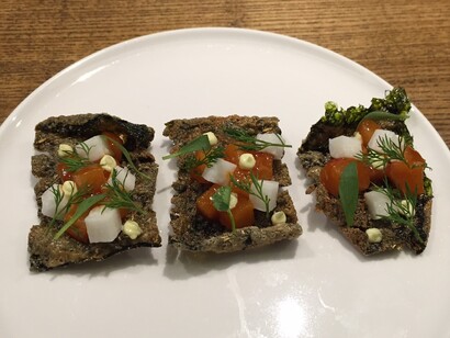 Gim Bugak y pieza de Atún (chips de algas y atún crudo)