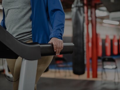 Mulher em pé na esteira em academia