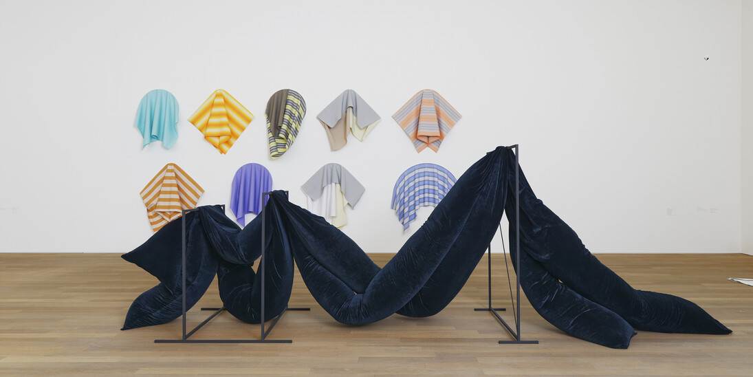 Vue de l’exposition Flatland / Abstractions narratives #2, 07.10.2017 - 15.04.2018,
Mudam Luxembourg

Avant-plan :

Laëtitia Badaut Haussmann
l'Amour est plus froid que la mort, 2015
Acier et aluminium, velours, mousse
237 x 450 x 144 cm
Courtesy de l’artiste et Galerie Allen, Paris

Arrière-plan :

Sonia Kacem
Sans titre (orange, feu), 2016
Sans titre (violet), 2016
Sans titre (turquoise), 2016
Sans titre (rose et gris), 2016
Sans titre (blanc), 2016
Sans titre (coquillage), 2016
Sans titre (mocca), 2016
Sans titre (bleu), 2016
Sans titre (beige), 2016
Tissu de marquise, bois
Dimensions variées
Courtesy de l’artiste et Galerie Gregor Staiger, Zurich

© Photo : Aurélien Mole / Mudam Luxembourg

