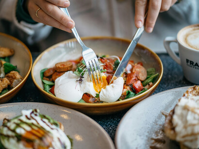 Ici, le brunch dépasse le rituel du week-end pour devenir un moment de plaisir réfléchi et généreux