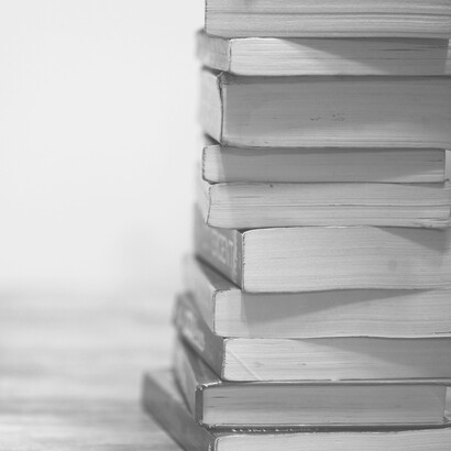 Libros apilados uno sobre otro