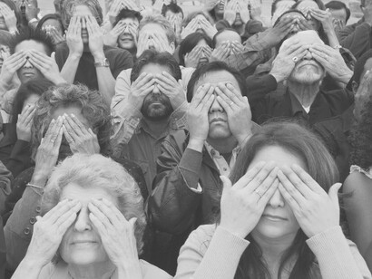 Negacionistas: Estos grupos usan la «mayoría de sus esfuerzos en criticar la teoría convencional»