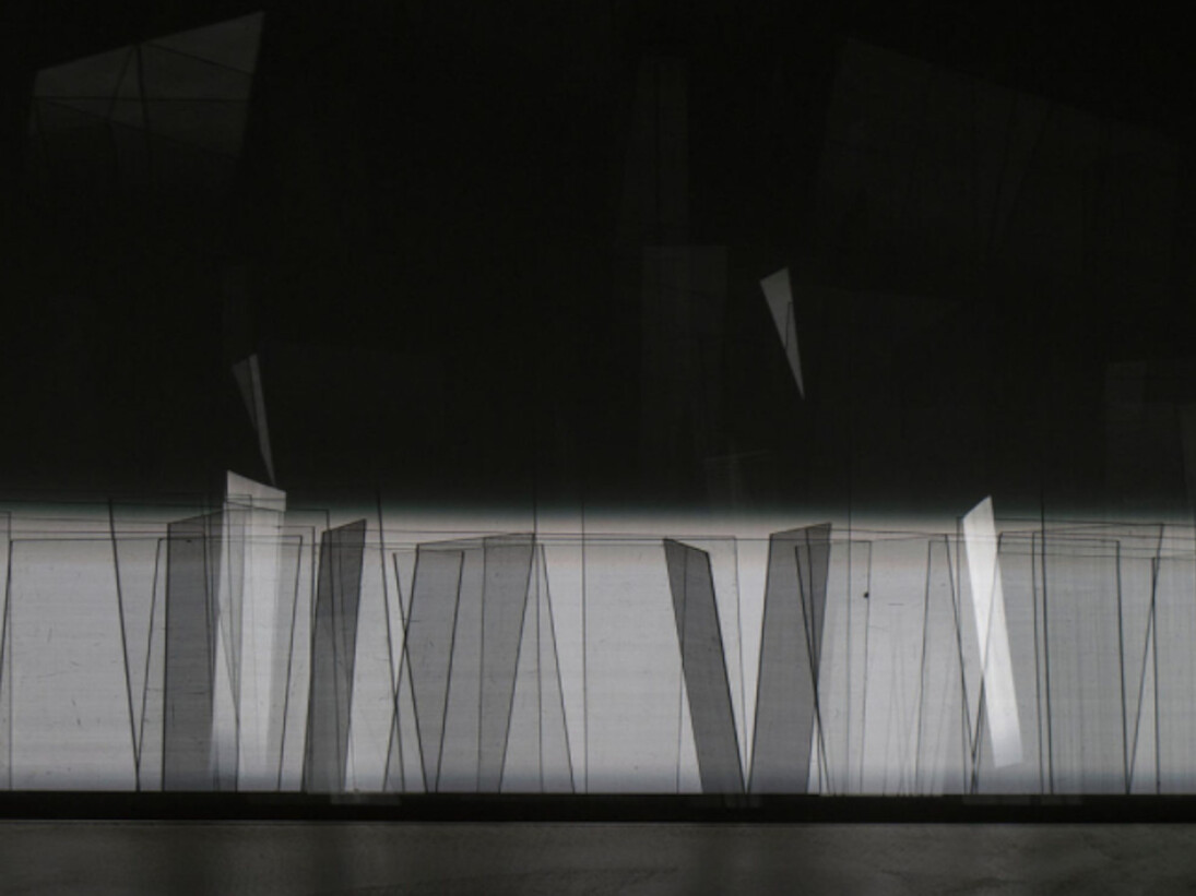 Jan Tichy, Installation no. 30 (Lucia)
2016, Einkanal video projektion auf 330 Glasplatten , Single channel video projection on 330 glass plates, Format variabel | dimensions variable, 12 min, Unikat | uniqued. Courtesy of Galerie Kornfeld