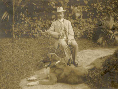 Nilo Peçanha com seu cachorro no jardim, casa em Niterói, Rio de Janeiro, Brasil, 1915
