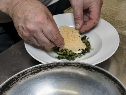 Preparazione del baccalà mantecato soffice stufato al pepe rosa