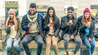 Jóvenes enviando mensajes de texto: criamos a futuros hombres y mujeres tímidos, sin capacidades básicas de comunicación e incluso con falta de seguridad y autoestima