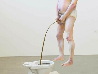 Jaan Toomik, “Ritual” (2021), ceramica, plastica, metallo, colore, legno