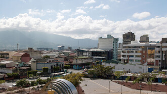 Decidí, sin embargo, bajar del taxi en un parque próximo al lugar, por si me arrepentía al último momento, consciente de que aquello no podía ser más que una locura. San Jose, Costa Rica