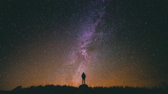  El continuo espacio-tiempo es, en términos antropológicos, una de las experiencias existenciales decisivas del ser humano