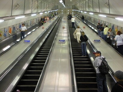 Londres. Escaleras de la estación de metro de Holborn
