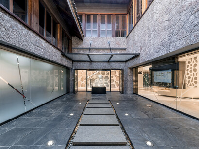 L’aspetto futuristico e high tech degli interni in forte contrasto con l’involucro storico dell’edificio