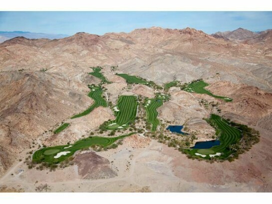Alex MacLean, Golf Oasis in Desert Hills, Las Vegas, Nevada, USA, 2009, copyright © Alex MacLean Huxley-Parlour Gallery