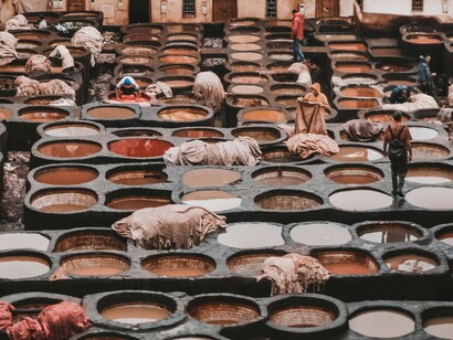 La produzione di cuoio animale richiede l’uso di grandi quantità di acqua e di sostanze chimiche, come il cromo, che possono avere un forte impatto ambientale e rappresentare un rischio per la salute degli operatori nelle concerie