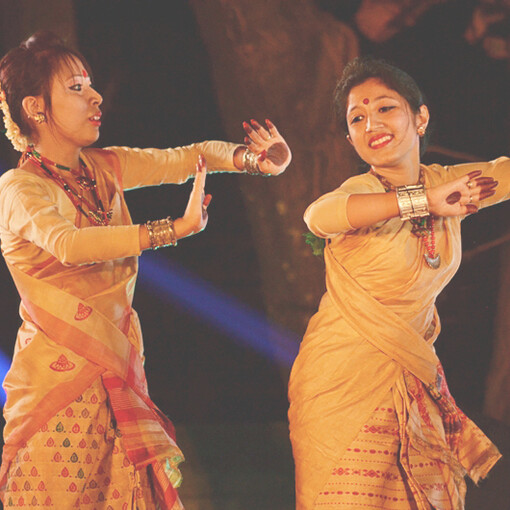 The Bihu dance, a joyous folk performance from Assam, is closely tied to the state’s famous Bihu festival. Performed by young men and women, it features quick steps, expressive hand motions, and rhythmic movements symbolizing vitality and love, all brought to life through the dancers’ colorful traditional Assamese attire