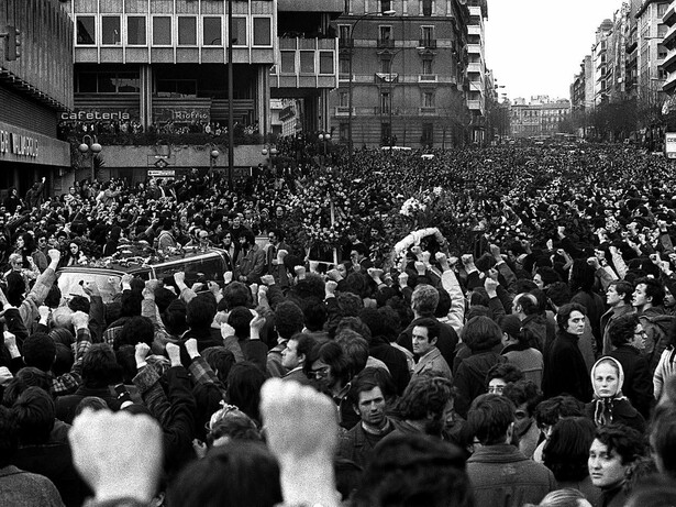 Cortejo fúnebre de los abogados de Atocha. La matanza de Atocha, 24 de enero de 1977, fue un atentado terrorista perpetrado por pistoleros de extrema derecha en un despacho de abogados laboralistas vinculado al Partido Comunista de España y al sindicato Comisiones Obreras, situado en el número 55 de la calle Atocha en Madrid, España