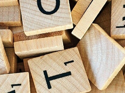 Letras de jogo Scrabble misturadas. Por mais palavras que uma pessoa conheça, ela sempre se deparará com palavras desconhecidas, porque o léxico do português é um conjunto de palavras muito extenso
