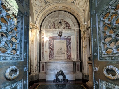 La tomba di Dante Alighieri a Ravenna custodisce le spoglie del grande poeta morto nel 1321 durante il suo esilio da Firenze. Ravenna, Italia