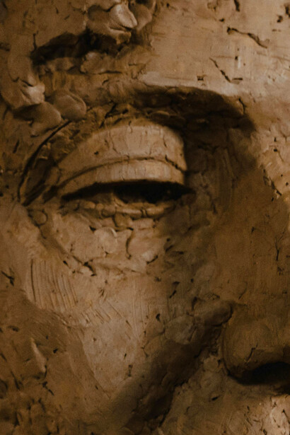 Ironia e humor são ferramentas usadas por Machado de Assis em "Igreja do Diabo" para questionar dogmas religiosos e sociais