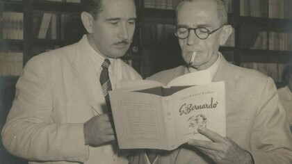 Amaral Gurgel ao lado de Graciliano Ramos em 1949, provavelmente na ocasião da assinatura da autorização para adaptar São Bernardo para o Rádio. Neste momento, o Brasil passava por transformações sociopolíticas envolvendo o êxodo rural, a situação do nordeste brasileiro afetado com secas periódicas gerando pobreza e as tentativas de sobrevivências diárias do povo nordestino. Na literatura brasileira surgem poetas que trazem essa dramática temática regional, entre eles Graciliano Ramos, usando de um estilo claro e objetivo, deixando de lado o sentimentalismo