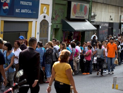 Colas ante los comercios venezolanos