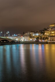 Lisboa, Portugal. O que mais me encantava era o contraste entre a pressa da cidade e o ritmo tranquilo de quem vive perto do mar. Nos meus dias de folga, pegava o trem e ia até Cascais, onde o Atlântico se estende como um abraço sem fim. Caminhar pelo calçadão, sentir o cheiro do sal, ver o pôr do sol tingindo o céu de dourado  era como respirar pela primeira vez depois de muito tempo. Ali, eu pensava em tudo o que tinha deixado no Brasil, mas também sentia uma gratidão imensa por estar onde estava