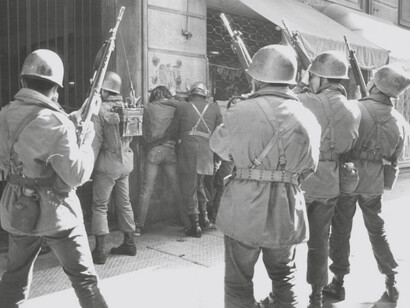 Militares chilenos realizan una requisa en las calles de Santiago durante el año 1973