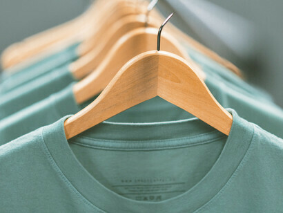 T-shirt appese. Indossare una tenda invece di una maglietta può sembrare improbabile quanto l'idea di appendere le magliette alle finestre
