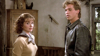 Los dos actores protagonistas de Top Secret en el momento en que rompen la cuarta pared: el doblaje hace incomprensible su mirada a la cámara