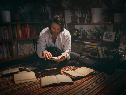 Es un poeta militante. Milita en el exilio, lo que para él cobra sentido desde una doble condición