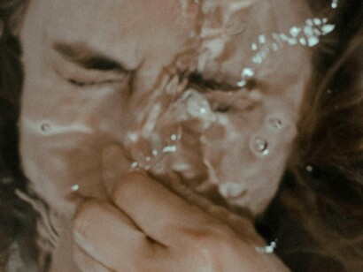 A mente fica inquieta. Impaciente. Quase viciada em estímulo imediato. É nesse ponto que ler um livro parece difícil. Que meditar parece impossível. Que conversar profundamente parece cansativo. Não é incapacidade, é condicionamento. Uma mente treinada para a interrupção não consegue sustentar profundidade