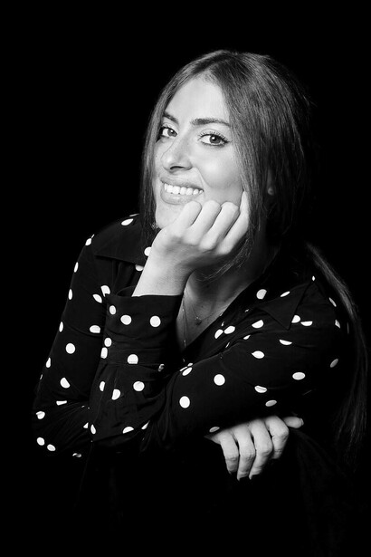Foto ritratto in bianco e nero di Giulia Valentino