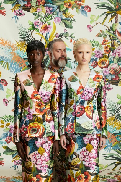 Simone Guidarelli Tailleur in raso di seta e walldesign eco pattern Exotic Jungle, photocredits: Cosimo Buccolieri