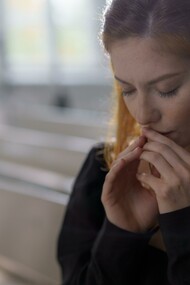 Religione e fondamentalismo. Ogni tipo di religione che proibisca ai propri componenti di avere rapporti sociali o addirittura di parlare, sposarsi e frequentare chi non fa parte dello stesso gruppo viene definita come setta. Abolendo il confronto culturale e disincentivando il pensiero del singolo individuo si unifica e rafforza il sentimento di appartenenza, ampliando così il divario tra i seguaci e il mondo esterno
