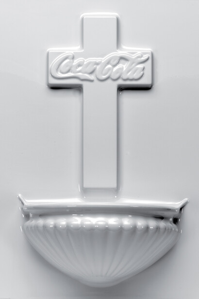 Senza titolo, 2010. Termoformatura in polistirene, Coca-Cola, cm 70x70x20. Foto: Gino Di Paolo.