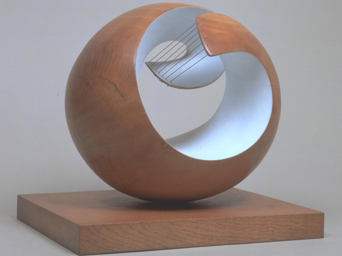 Barbara Hepworth, Pelagos, 1946, Sculpture, Elm and strings on oak, 430 x 460 x 385 mm, Tate © Bowness, Hepworth Estate

