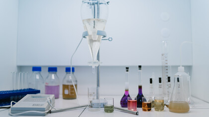 Laboratório escolar com elementos quiímicos e equipamentos montados para um experimento
