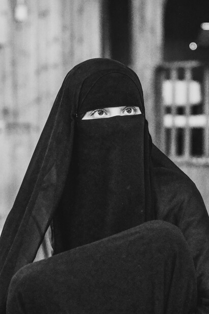 L'uso dell'hijab è spesso simbolo di identità culturale e religiosa, ma è anche al centro di dibattiti globali sulla libertà individuale e i diritti delle donne, con molte attiviste che lottano contro la sua imposizione forzata