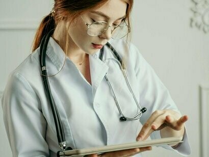 Médica avalia exames usando ferramentas disponíveis em seu tablet. Apesar de tantas conquistas, o avanço tecnológico na medicina também levanta questões delicadas: como proteger os dados sensíveis dos pacientes? 

