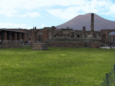 Poco después del desastre natural, el emperador romano Alejandro Severo dio la orden de excavar en la zona donde había surgido la antigua Pompeya, pero a causa de la espesa capa de cenizas y lapilli, el proyecto se esfumó poco después.     
Foro de Pompeya, con el Templo de Júpiter y el Vesubio al fondo, Nápoles, Italia