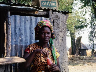 Delta dell'Okavango, donna Bayei davanti alla sua bottega