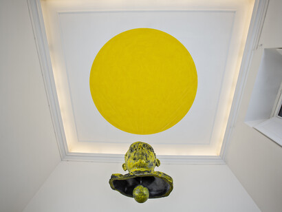 Gianni Dessì, Nome
e
Cognome,
2015,
nylon
e
ceramica
Raku,
tempera
su
soffitto,
70
x
55
x
48
cm