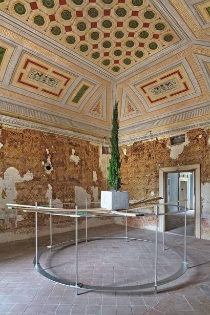 Giovanni Termini, Errata geometria, 2022.
Legno e cavi in acciaio / wood and steel cables
Cm 200x230x4 Galleria ME Vannucci, Pistoia