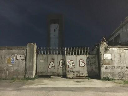 Qualcosa luccicò alla mia sinistra