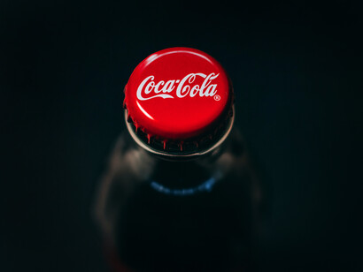 Símbolo clásico de Coca-Cola estampado en una tapa de la botella de la icónica gaseosa