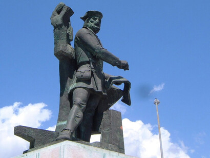 Estátua de Fernão Mendes Pinto