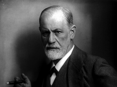 Essa cobrança intensa em querer aquela vida fluida gera expectativas não cumpridas, a culpa por não ter e, obviamente, a necessidade de buscar um alívio imediato fora de si mesmo. É esse mal-estar crônico que Freud também já investigava na obra O Mal-Estar na Civilização (1930-1936) — só que hoje, infinitas vezes multiplicado por algoritmos treinados