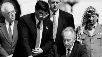 La firma de los Acuerdos de Oslo por Shimon Peres ante Yasser Arafat, Yitzhak Rabin y Bill Clinton