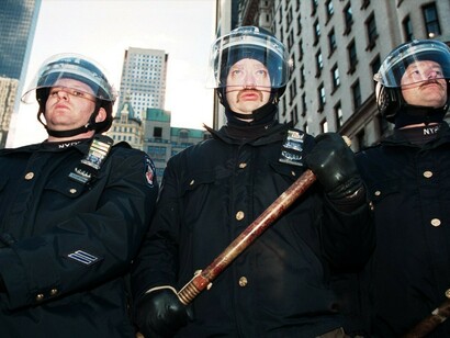Policia norteamericana en un de sus rutinarios paseos en protecion de los ciudadanos.