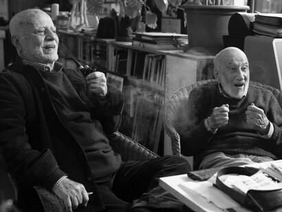 Il film è anche un dialogo intimo sull’arte e sul senso del fotografare, offrendo un ritratto autentico e umano del fotografo. In foto una scena del film