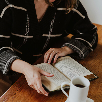 La poesía enseña a escuchar la voz interior cuando todas las demás se han vuelto estridentes